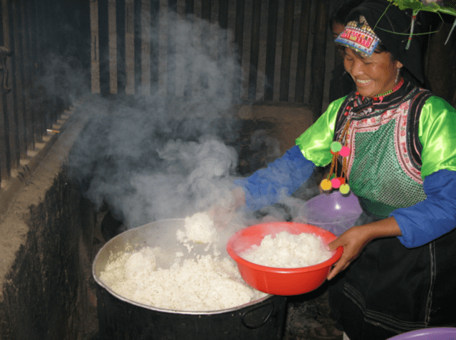 大理巍山彝族人这样过年,种年树挑水煮汤圆拜把子