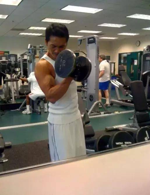 最近,有网友拍到功夫影星邹兆龙的健身房举铁照 年近半百的邹兆龙肌肉