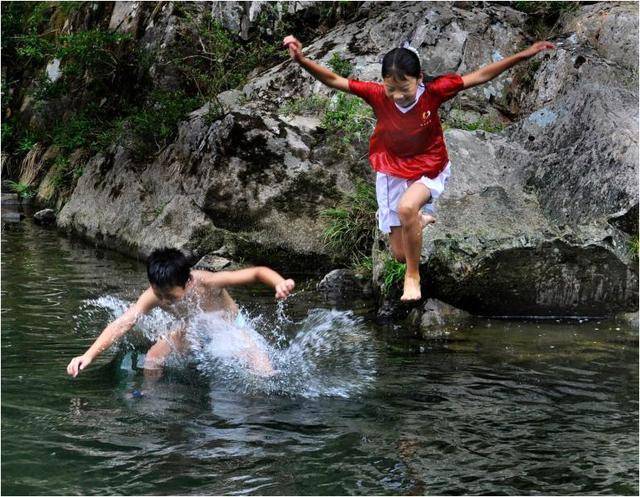 夏天的时候,最喜欢到河里游泳,男女小伙伴吆喝着一起去,在记忆中比较