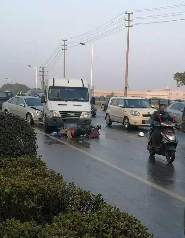 常州一道路因洒水结冰发生多起车祸摔得人仰车翻