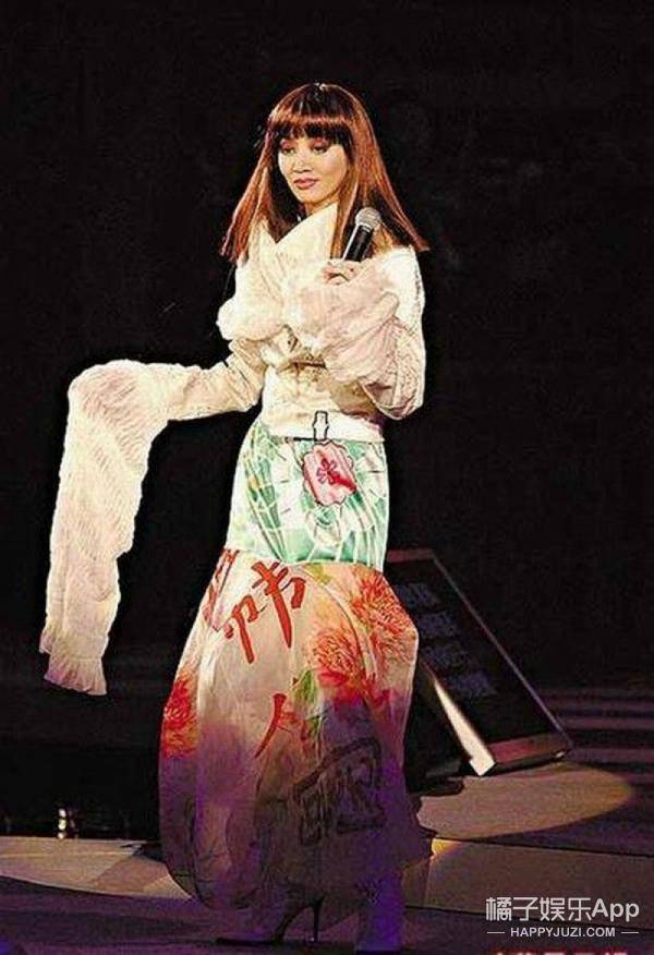 2003年梅艳芳经典演唱会,梅姐已经开始内衣外穿.▼