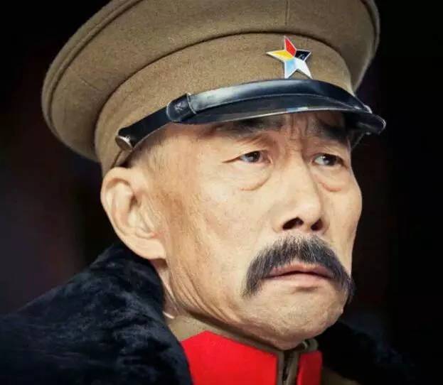 在历史大剧《少帅》当中,李雪健饰演的是东北王张作霖,他把一代枭雄的