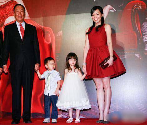 63岁郭台铭和曾馨莹2008年结婚,孩子中最大郭守正和最小的郭晓嫒则差