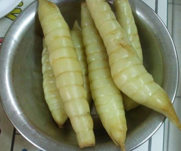 其外形形似竹荀,呈浅黄色,煮熟的冬粉薯肉质显白色并富含淀粉.