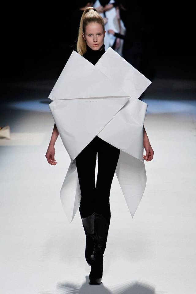 设计必修课 | 折纸元素的设计,以服装的形式来实现立体构成!