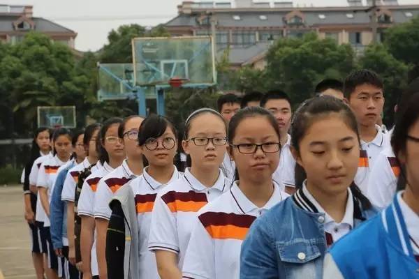 夏装: 九中的校服配色花头可就多了,光是红黑蓝白就已经搭配出很多