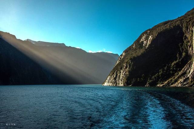 米尔福德峡湾(milford sound) ——山海交融的自然奇观