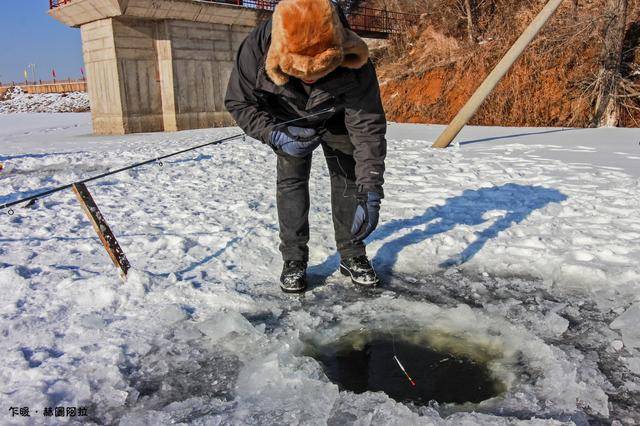 走进赫图阿拉,在冰天雪地里凿冰钓鱼