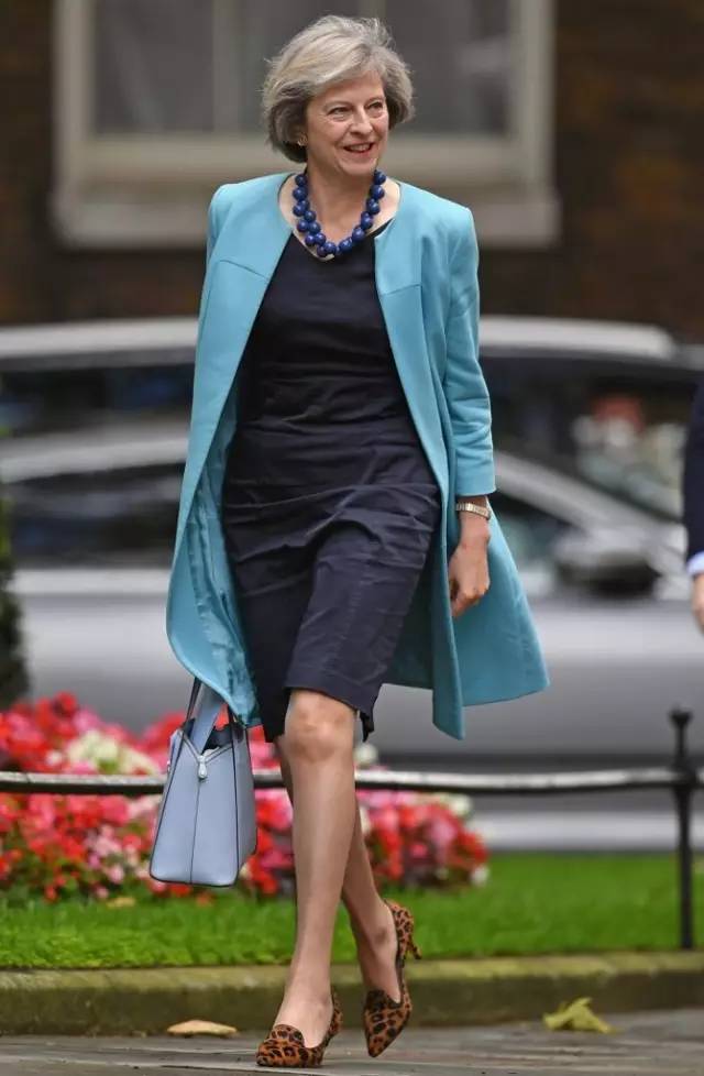 豹纹,项链,皮裤.英国首相梅姨才是行走政坛的时尚老司机