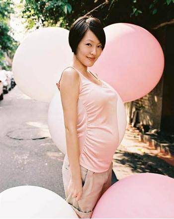 同样是生了女儿的李小璐在怀孕时简直就是美上天了,果然是闺女养娘,瞧