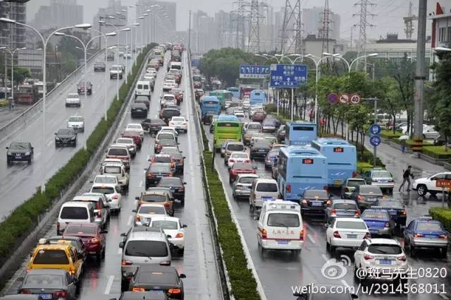 金城高架 双向车流都比较大,特别是通扬路下匝道车辆很多.