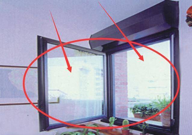 破解之法除了装上磨砂滤光玻璃贴纸外,还可以在窗户中间挂上木葫芦