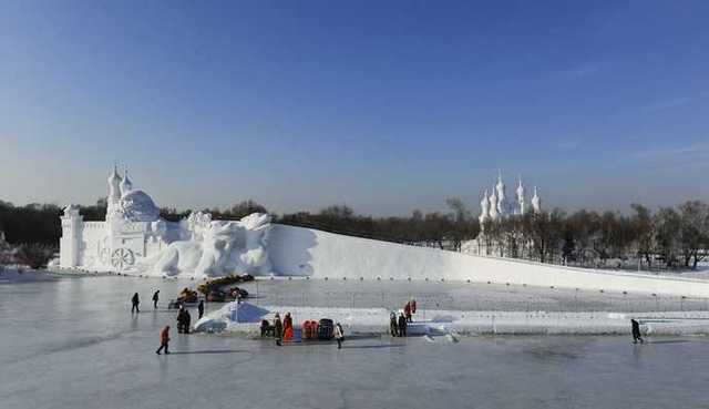 来哈尔滨太阳岛雪博会 体验玩冰戏雪的乐趣.