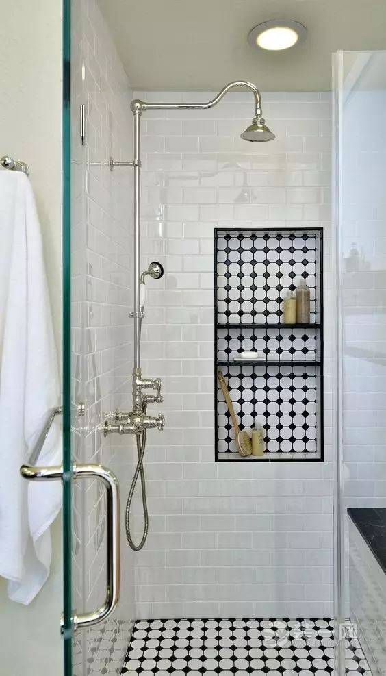 淋浴区经常用到的颜色就是白色 黑色,你家卫生间不知道铺什么瓷砖的