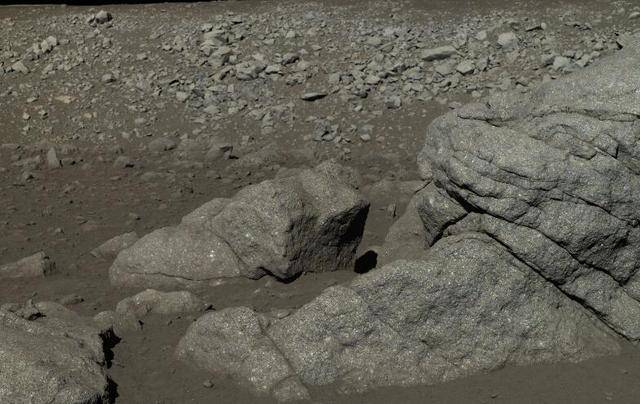 玉兔拍摄的月球上的岩石,清晰度极高