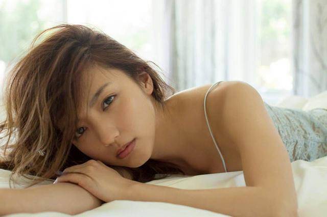 日本歌手真野惠里菜的纯美写真