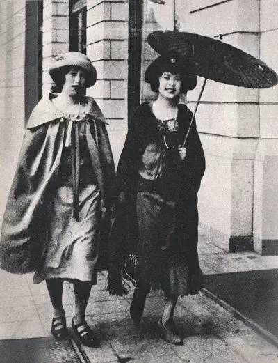 到了从1912年到1926年的大正时代,更彰显"女人味"的摩登女孩登上日本