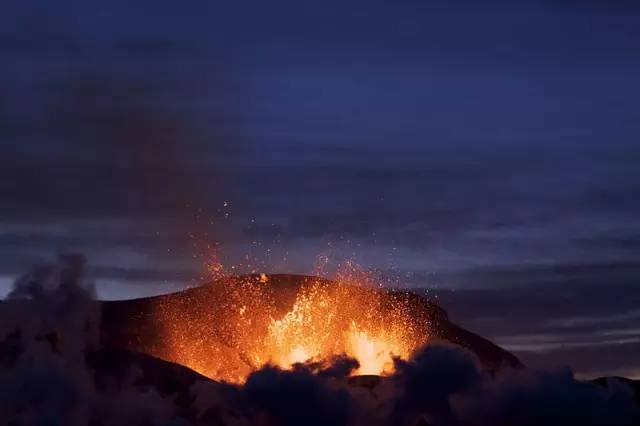 冰岛艾雅法拉火山, 喷发了