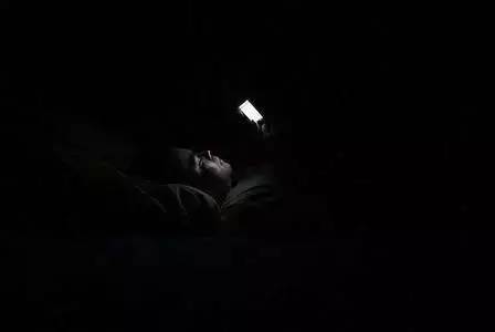 晚上关灯看手机就会导致青光眼,这是真的吗?