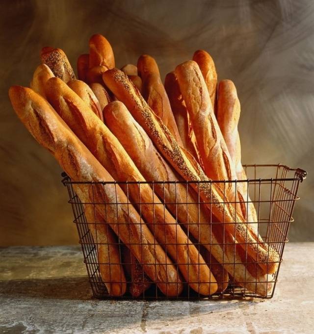 法式长棍面包(baguette)是一种最传统的法式面包,营养丰富.