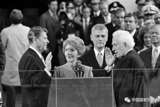 第39任总统吉米·卡特1977年在就职典礼上向群众挥手致意.