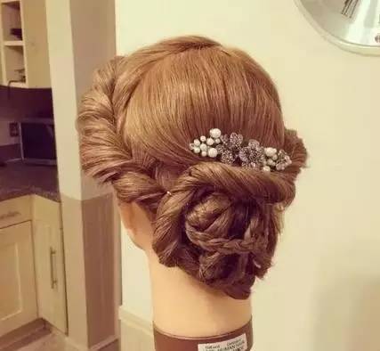 9岁自学发型设计,如今英国新娘们都争着请这个13岁的屁孩做头发