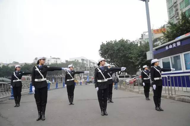 终于能看清乐山女子岗亭美女交警的真面目了!