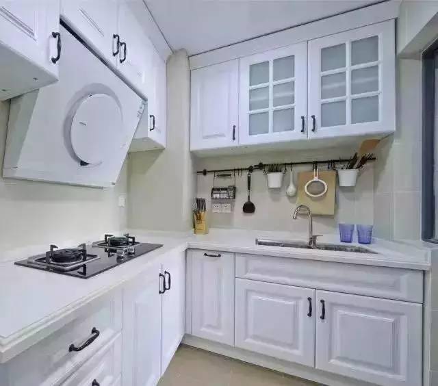 小面积的厨房收纳,橱柜内部构造非常重要,同时墙面也要充分利用.