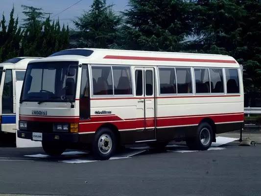 80年代初期的重庆,大街上跑着各式各样的日本品牌中巴车,有康福来公司