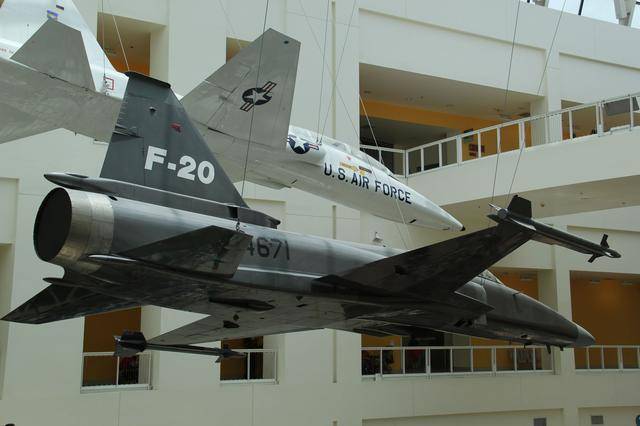 被嫌弃到不要不要:f-20虎鲨战斗机