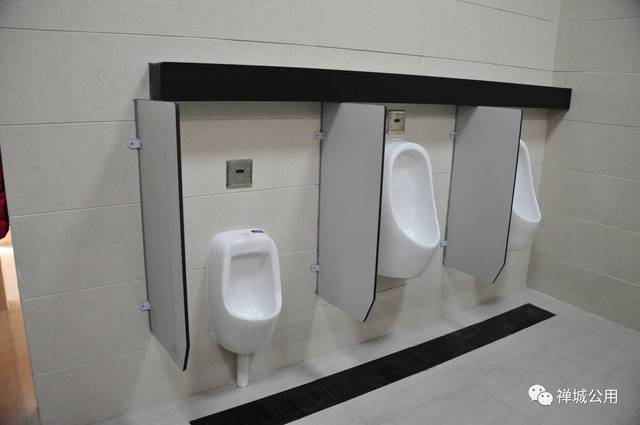 大便厕位侧(抽风管道上方)设有平台,方便如厕人员放置物品