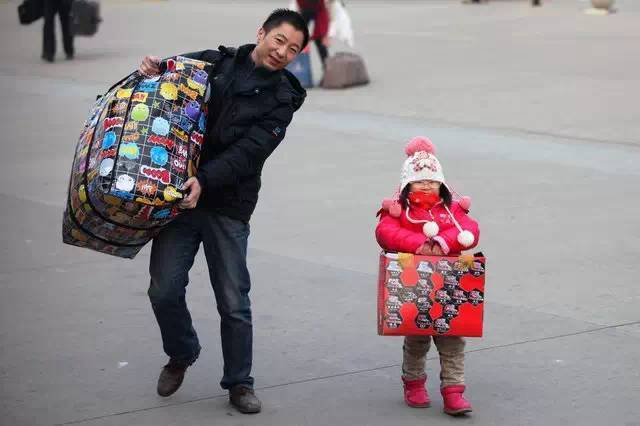 那些年,春运的感人瞬间……祝物业人回家过年一路平安