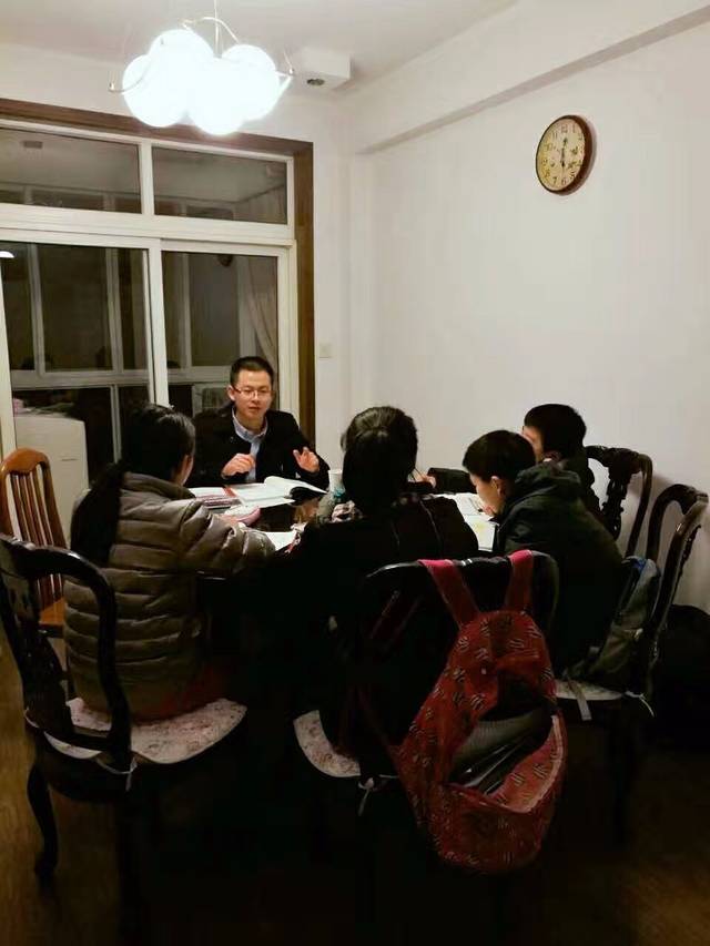 育才中学黄有宇老师上门给学生辅导 周女士供图