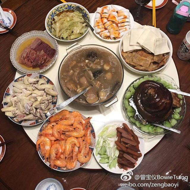 曾宝仪发微博晒年夜饭照片,好丰盛,一看就好有食欲,很美味.