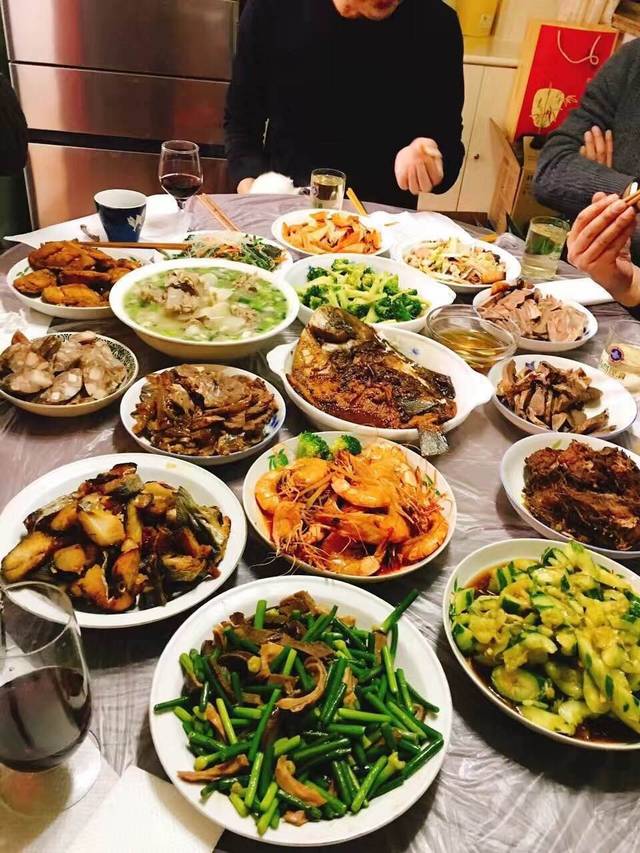 一家人围坐在一起吃顿饭,是一年中最幸福的时刻了.