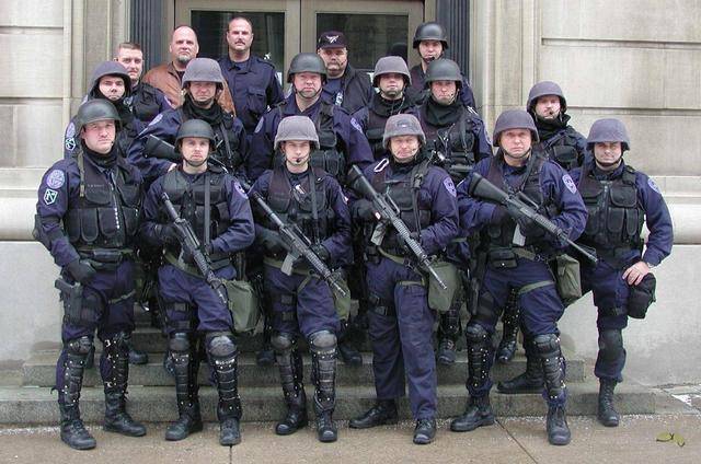 目前美国执法部门的特警部队,也就是swat,还有很多欧洲国家的特警队