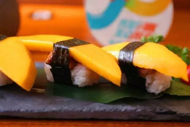 店内的招牌,芒果鳗鱼寿司是引领杭城创意寿司的鼻祖,超大的芒果切片