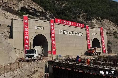 山西最长铁路隧道: 从榆次开往吕梁山特大隧道.23.