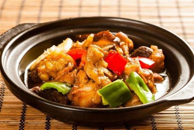 【黄焖鸡米饭】又叫香鸡煲 浓汁鸡煲饭,是鲁菜名吃