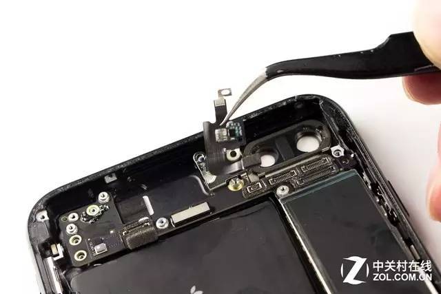我们拆解的机型为iphone 7 plus,该机保持了苹果一贯整洁但复杂的内部