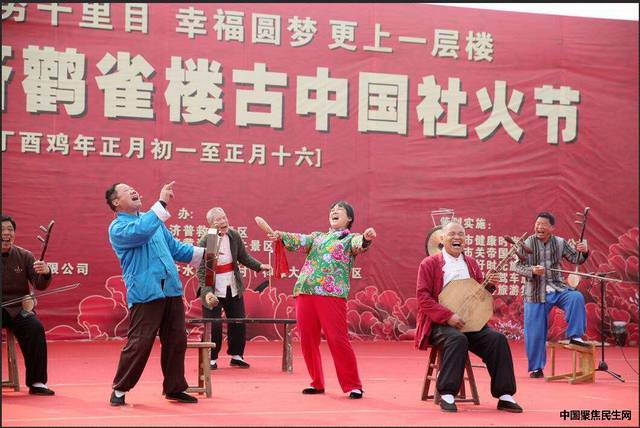 姚中吉 图文)讯:2月4日,山西永济鹳雀楼景区,红灯高挂,彩旗飘舞,搭建