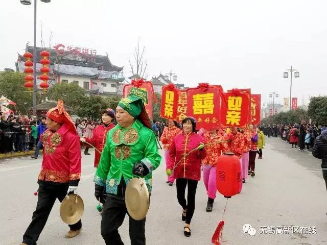 就算时隔三年,泰伯庙会的民俗巡游,照样能吸引来人山人海