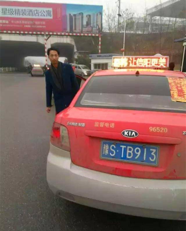 乘客行李遗落出租车 信阳交通执法员助其及时找回