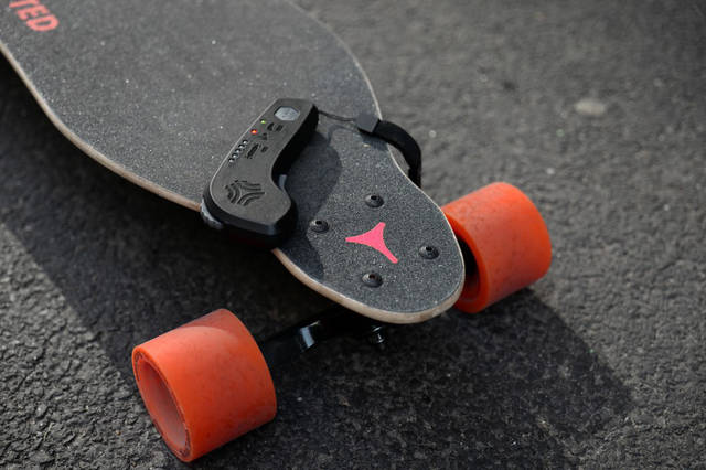 [视频]潮流玩物| boosted board 电动滑板测评