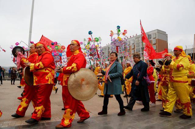 贵州遵义:数十民间花灯队走上街头秀民俗