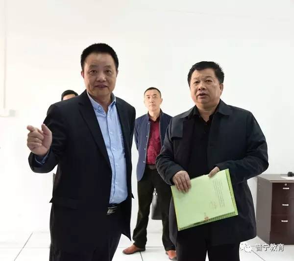 华美实验学校校长詹创丰向李悦双局长汇报高考考点建设及调试情况