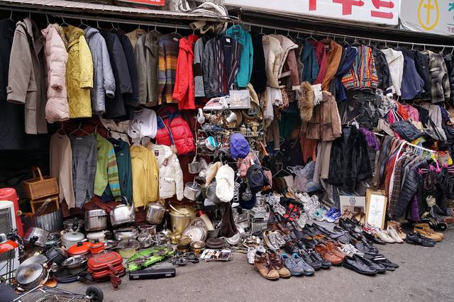 旧衣服市场为什么火爆?有钱人都来买