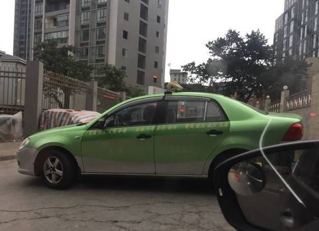 牛逼惨了 自贡近日上演两起出租车挑衅交警事件!