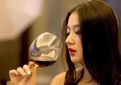 女人喝红酒时不止优雅,还透露着一丝神秘和性感,令人着迷.