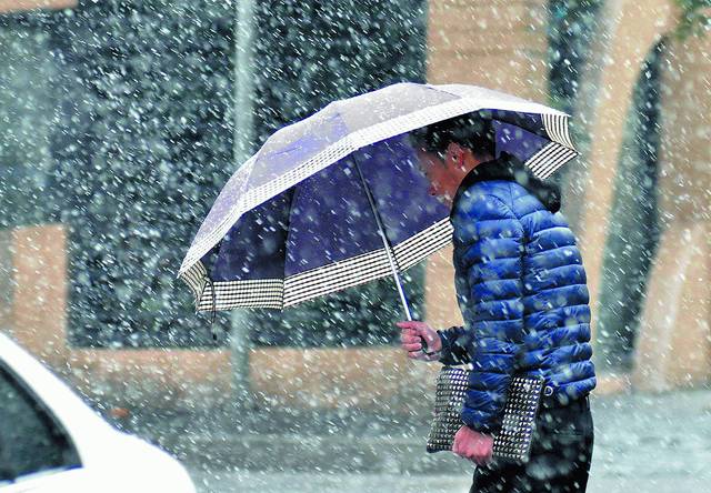 2月的江南还属于冬天 早上,一场初雪 风雨交加瑟瑟发抖后阳光洒落